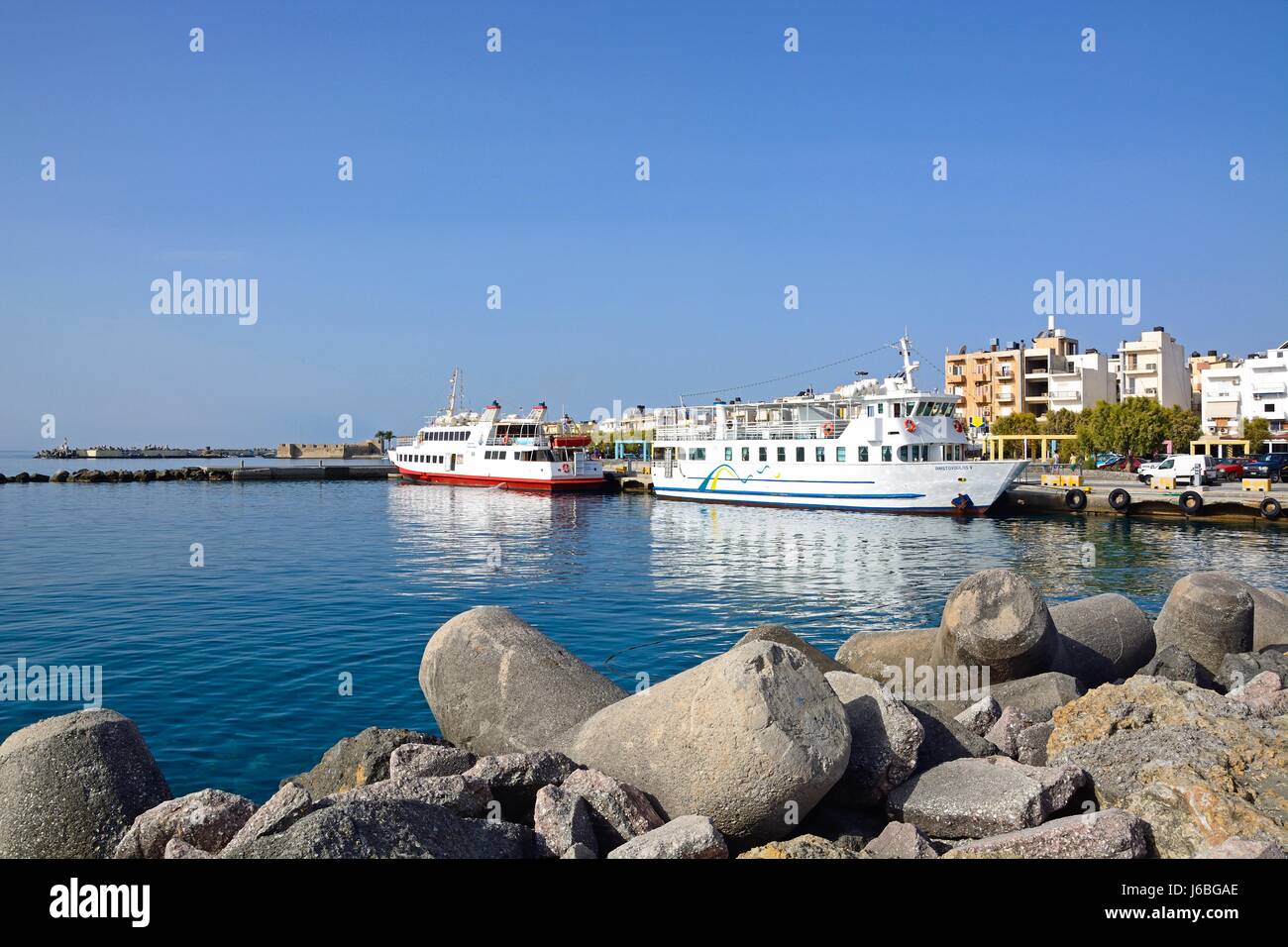 Tourboote vertäut im Hafen mit Kales Fort nach hinten, Ierapetra, Kreta, Griechenland, Europa. Stockfoto