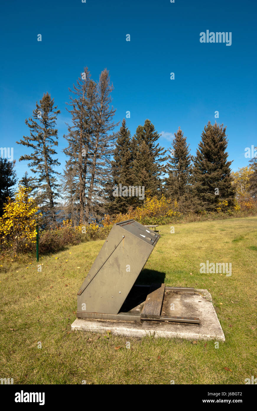 Bär Beweis Mülleimer in der Nähe von Lake Audy, Riding Mountain National Park, Manitoba, Kanada Stockfoto
