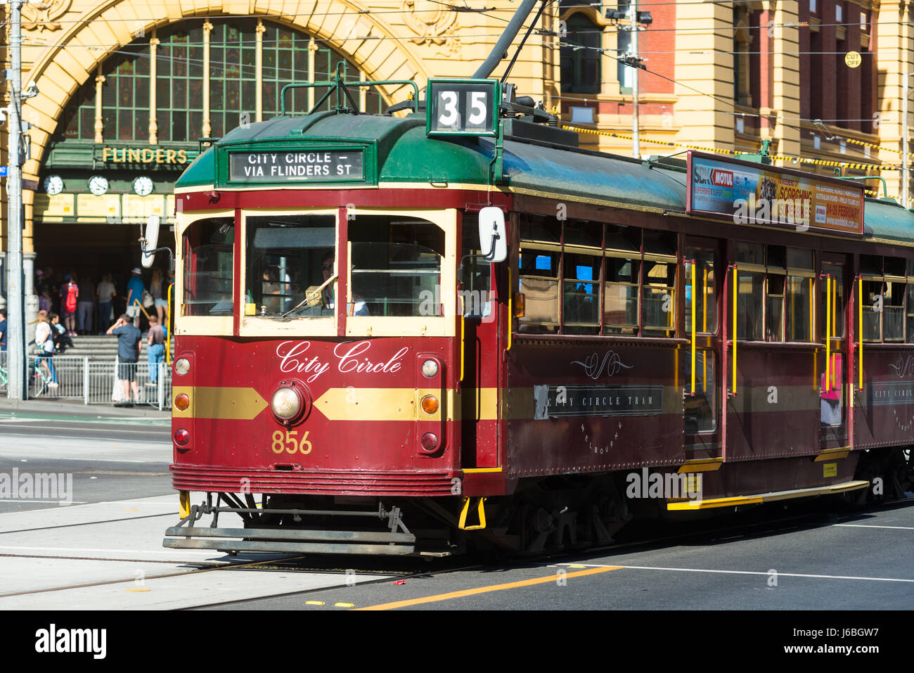 Klassischen Straßenbahn vorbei an Bahnhof Flinders Street, Melbourne Stockfoto