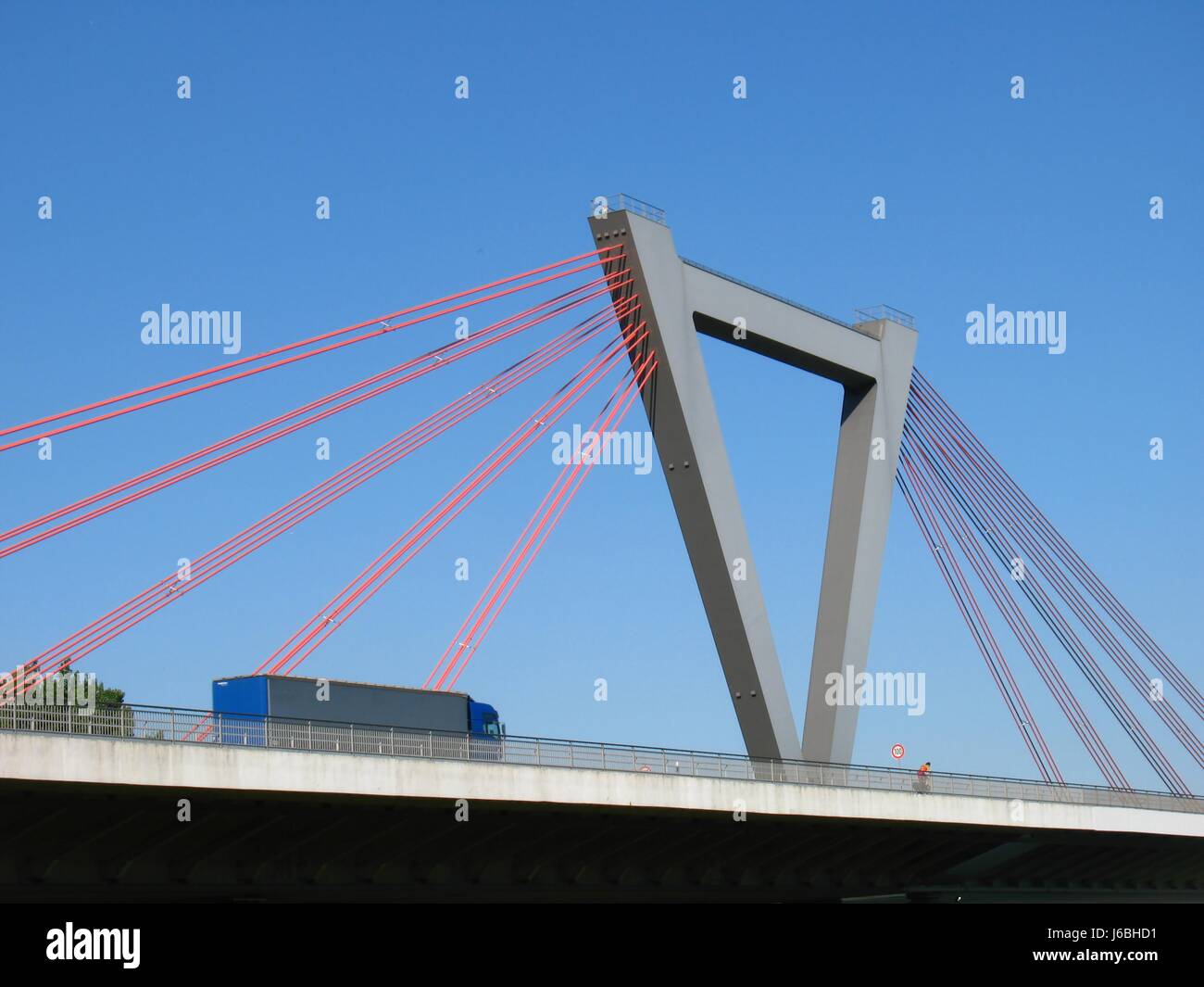 Brücke artikuliert LKW Truck LKW fahren Verkehr Transport Beton Straße Stockfoto