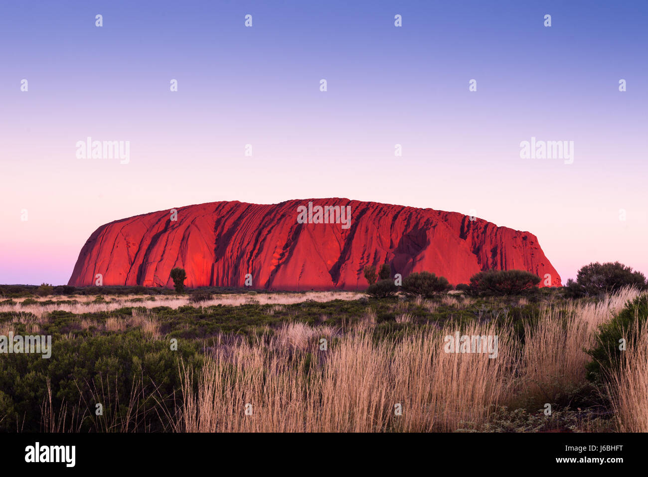Uluru (Ayers Rock), Uluru-Kata Tjuta National Park, UNESCO-Weltkulturerbe, Northern Territory, Australien Stockfoto