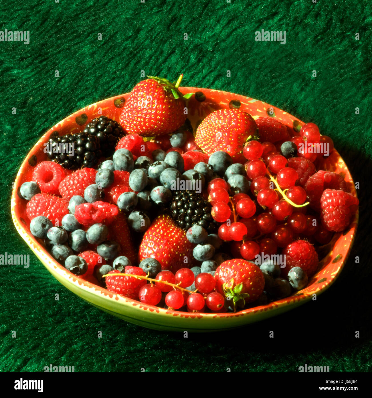 Bereeren beerenschale schale stilleben stillenleben fruchten obst sommer -Fotos und -Bildmaterial in hoher Auflösung – Alamy