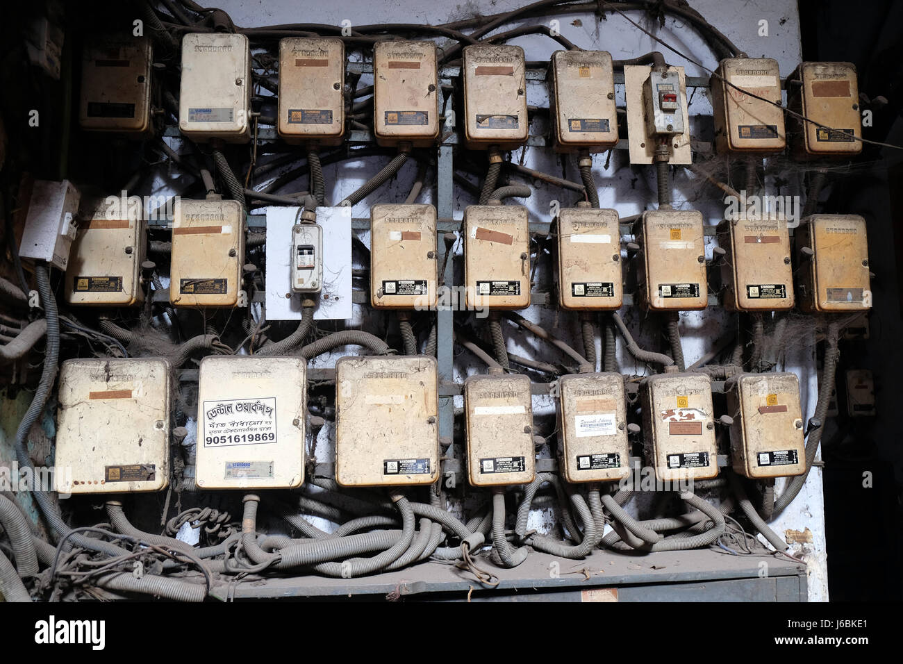 Gefährliche elektrische Sicherung Installation in Kolkata, Indien am 11. Februar 2016. Stockfoto