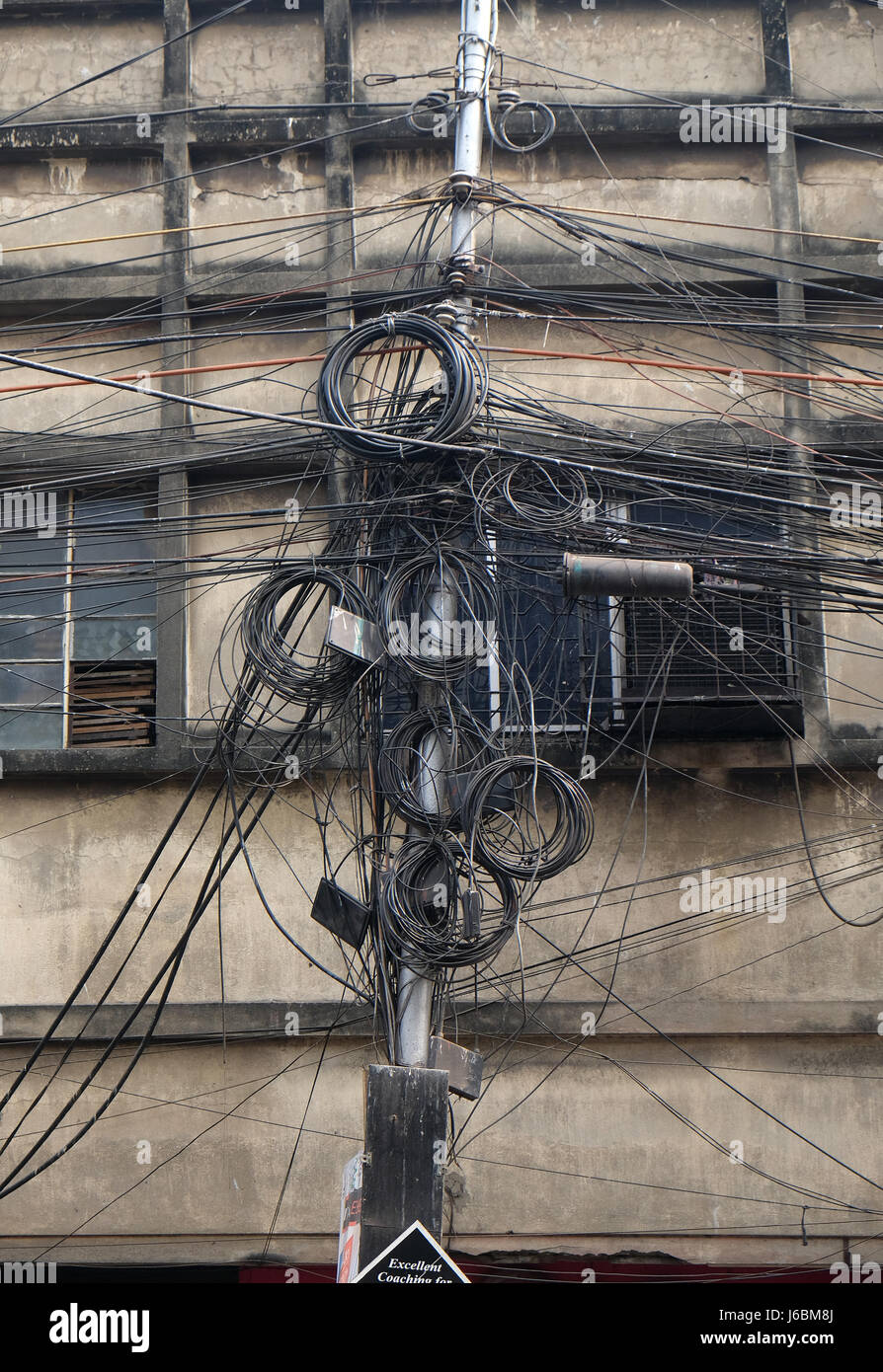Das Chaos von Kabeln und Leitungen in Kalkutta. Stockfoto