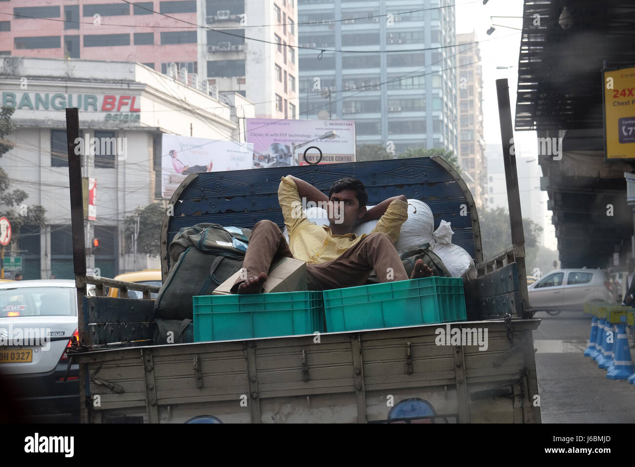 Mann auf einem LKW in Kolkata, Indien unterwegs 8. Februar 2016. Stockfoto