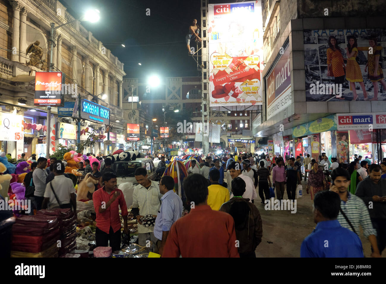 Nachtzeit, Einkaufsmöglichkeiten in der Nähe neuer Markt in Kolkata, Indien am 8. Februar 2016. Stockfoto