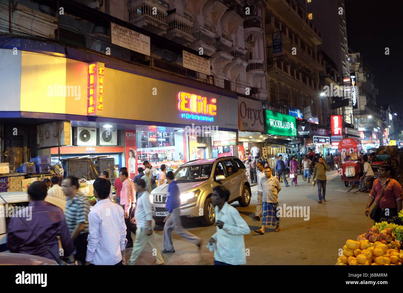 Nachtzeit, Einkaufsmöglichkeiten in der Nähe neuer Markt in Kolkata, Indien am 8. Februar 2016. Stockfoto