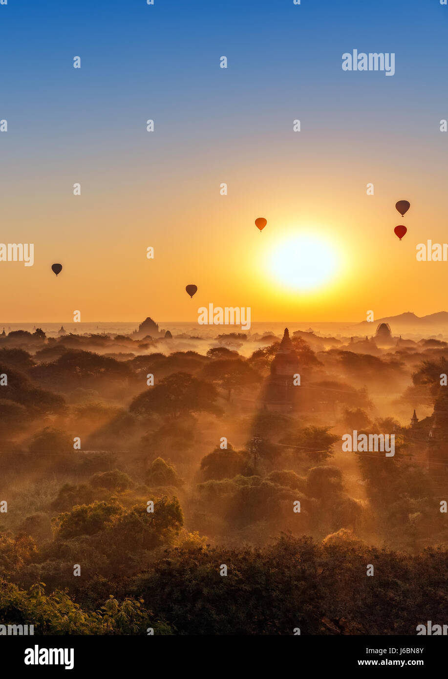 Stock Foto - Ballons über die Tempel von Bagan in der Morgendämmerung, Myanmar (Burma Stockfoto