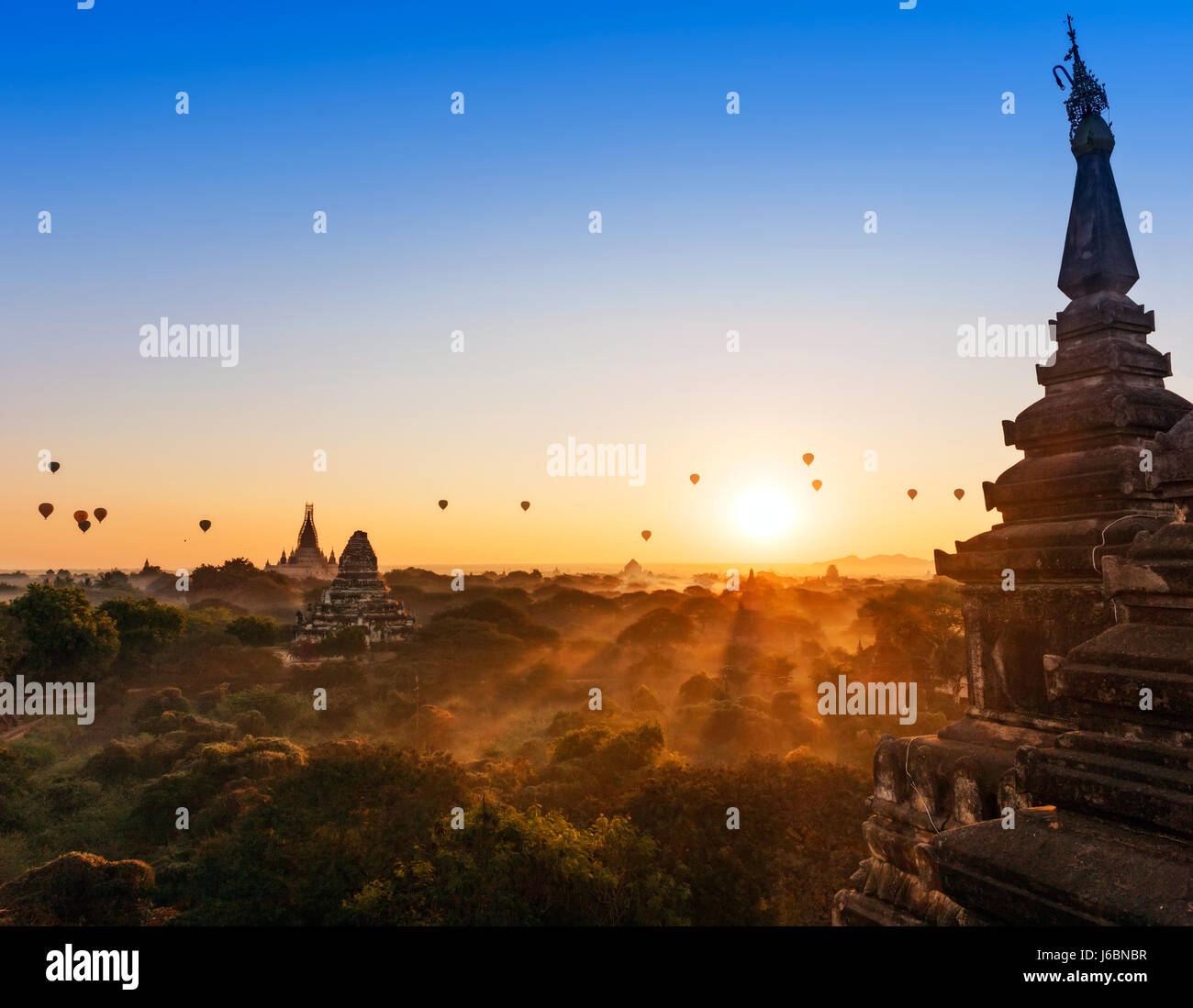 Stock Foto - Ballons über die Tempel von Bagan in der Morgendämmerung, Myanmar (Burma Stockfoto