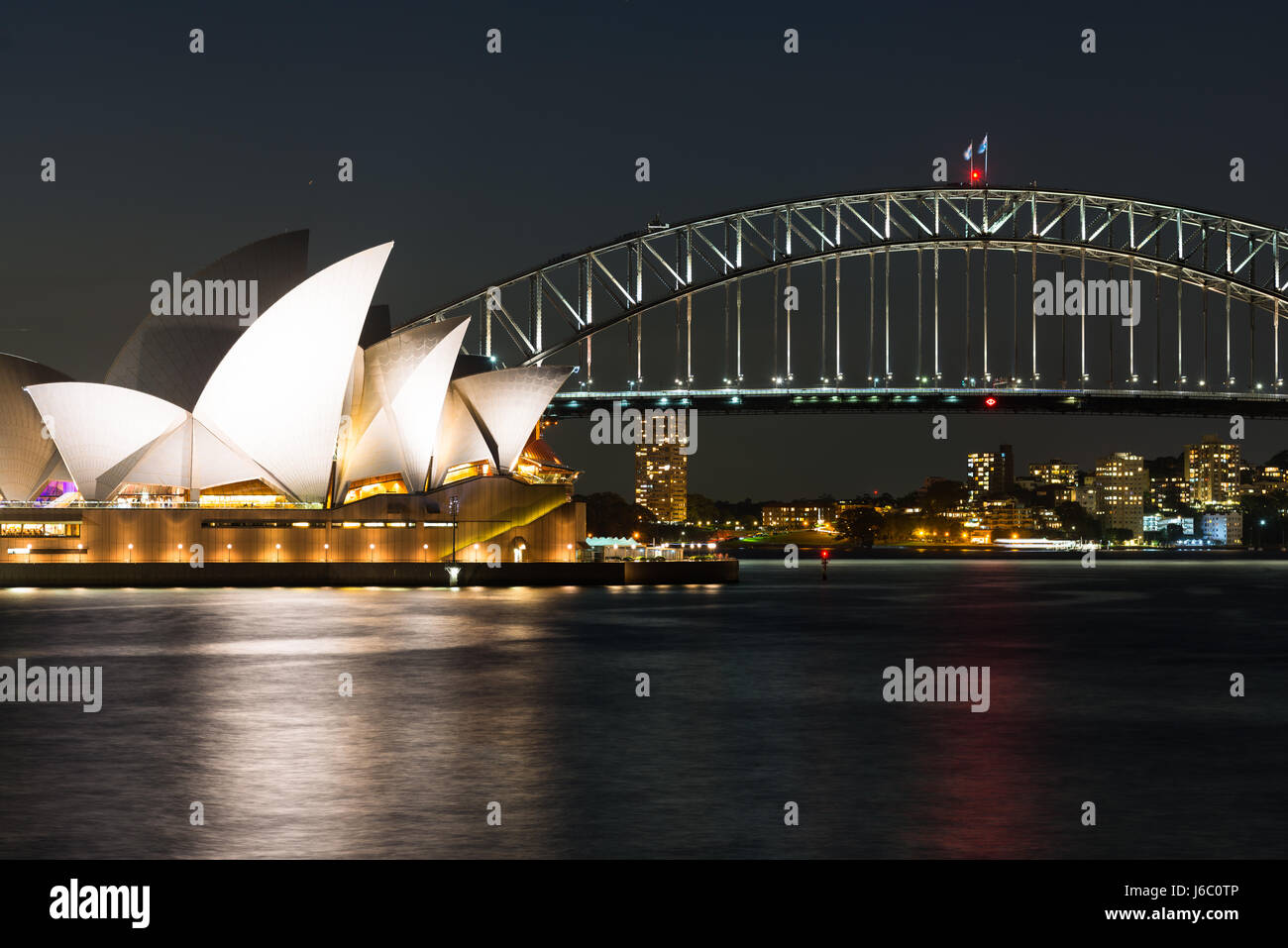 Skyline von Sydney nach Einbruch der Dunkelheit. New South Wales, Australien. Stockfoto