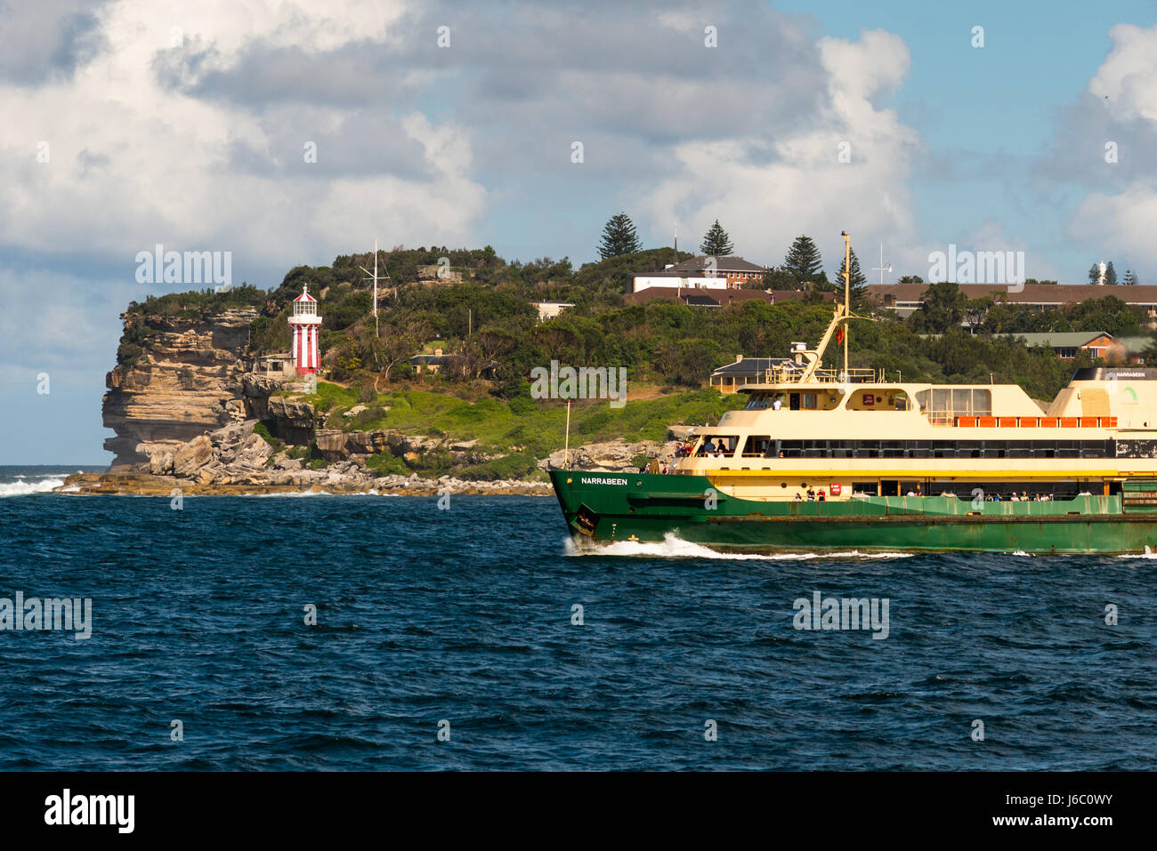 Manly Fähre im Hafen von Sydney mit Hornby Lighhouse. Australien. Stockfoto