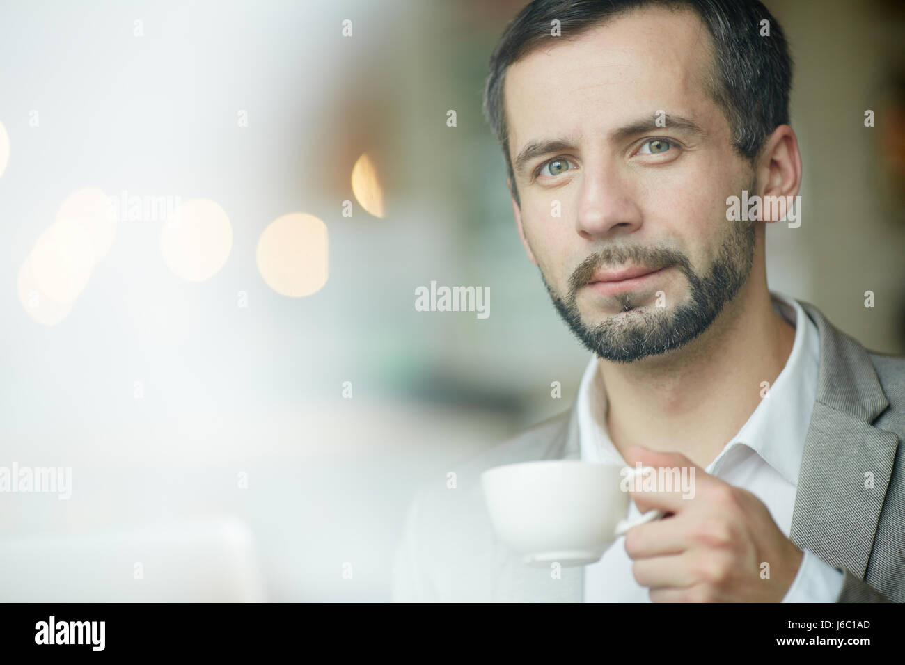 Ernst Kaufmann mit Tasse Tee Blick in die Kamera Stockfoto