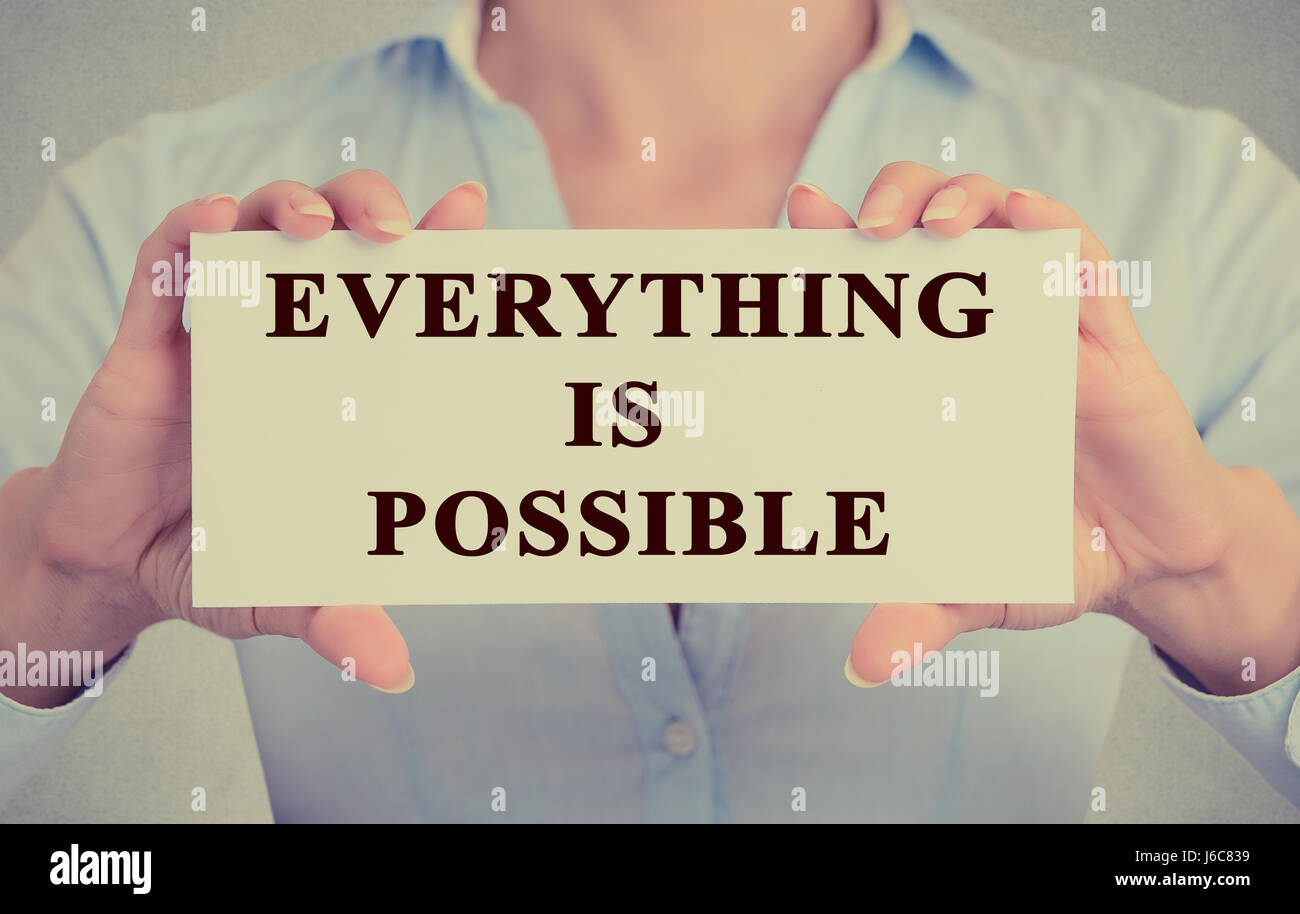 Retro-Instagram Stil Bild der Geschäftsfrau Hände halten Karte mit Satz Nachricht, alles ist möglich von Optimismus und Entschlossenheit konzeptionelle ist Stockfoto