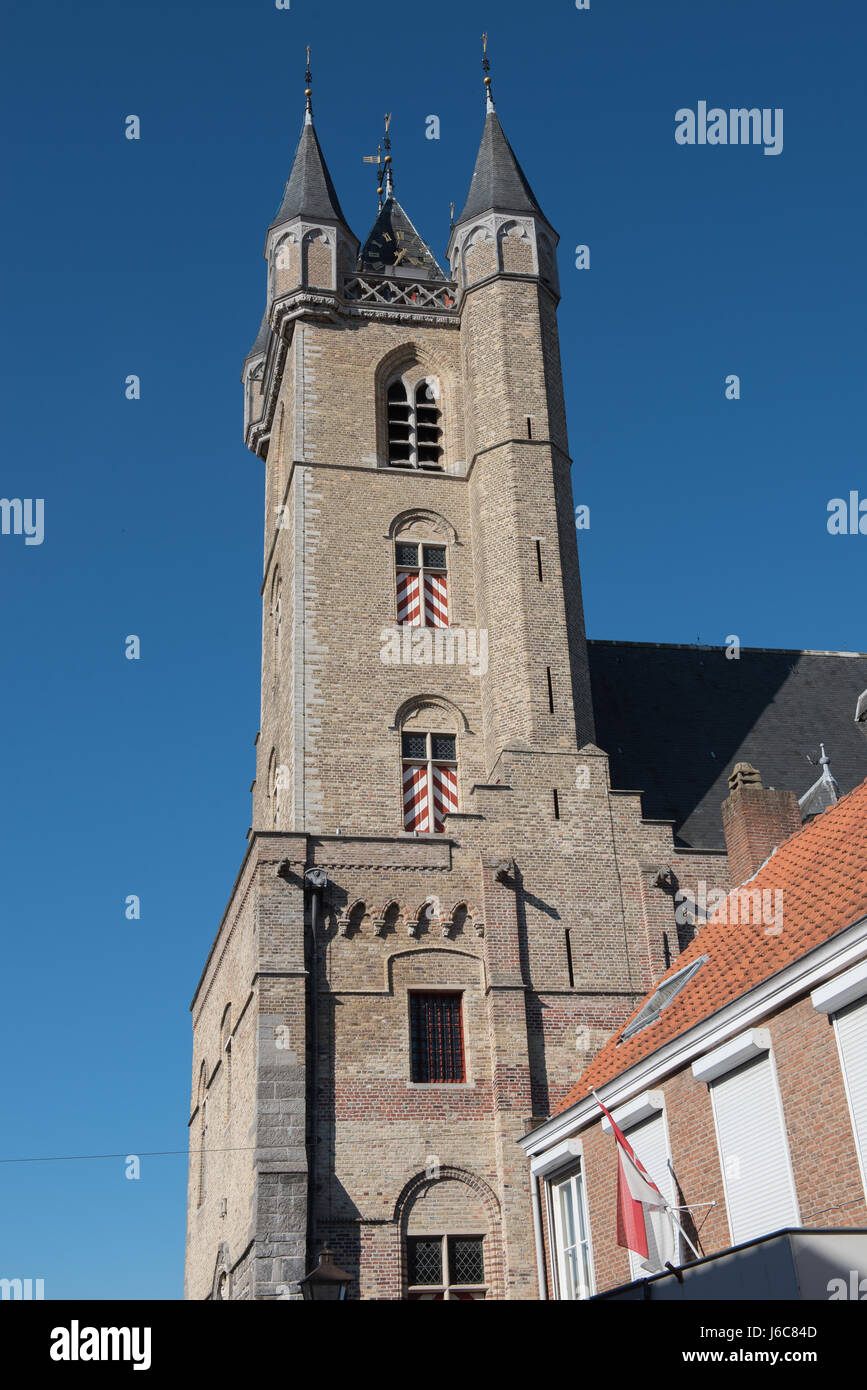 Kirche in Sluis Holland in strahlend blauer Himmel Stockfoto