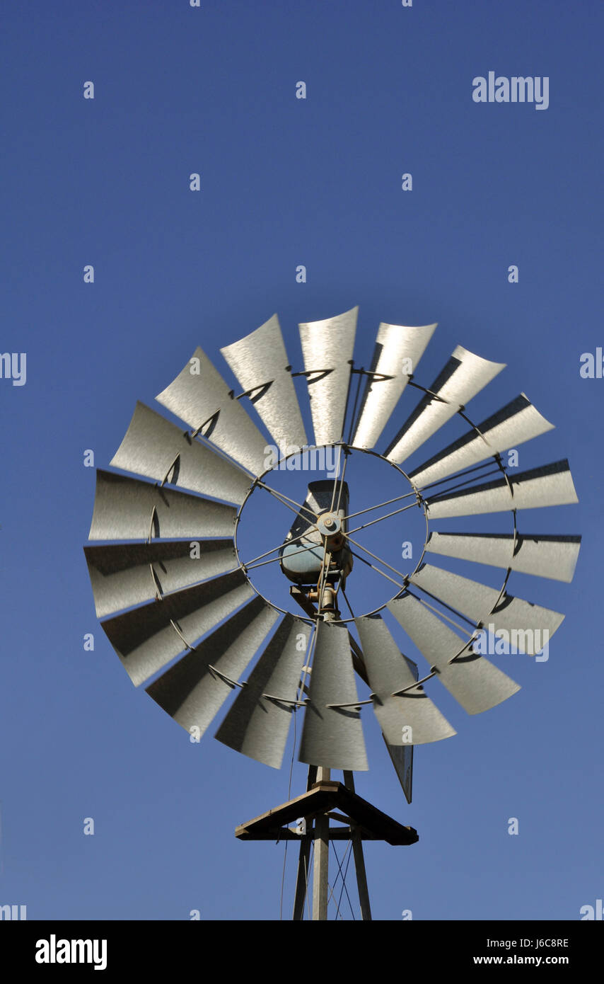 Australien Outback Wind Energie Pumpe Grundwasser Wasserpumpe Windrad blaue Reihe Stockfoto
