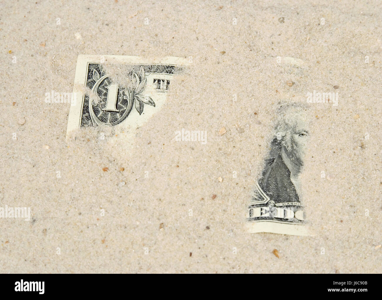 Dollar US-Dollar, die amerikanischen begraben finden Sand Sand begraben Geld enger Anmerkung memo Stockfoto
