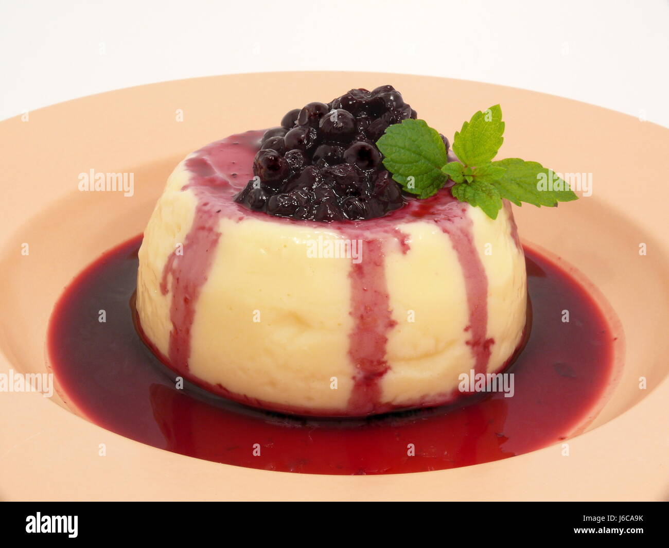 Sweet-Feeds Pudding Heidelbeeren Heidelbeeren Heidelbeeren Pudding Dessert Makro Stockfoto
