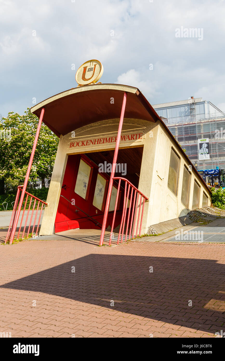 Eingang in die u-Bahnstation Bockenheimer Warte in Frankfurt am Main, Deutschland. Mai 2017. Stockfoto