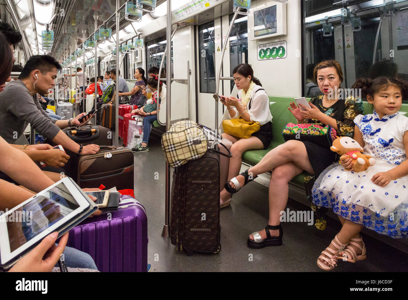 Passagiere auf Shanghai Metro, China Stockfoto