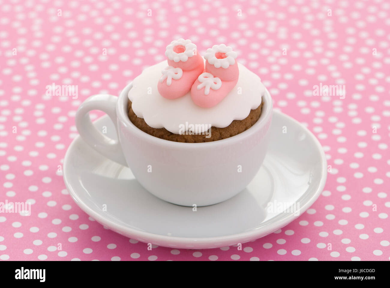 Kuchen Kuchen Mädchen Mädchen rosa Tasse Schuhe Untertasse Kuchen Torte  Taufe fleckig Hintergrund Stockfotografie - Alamy