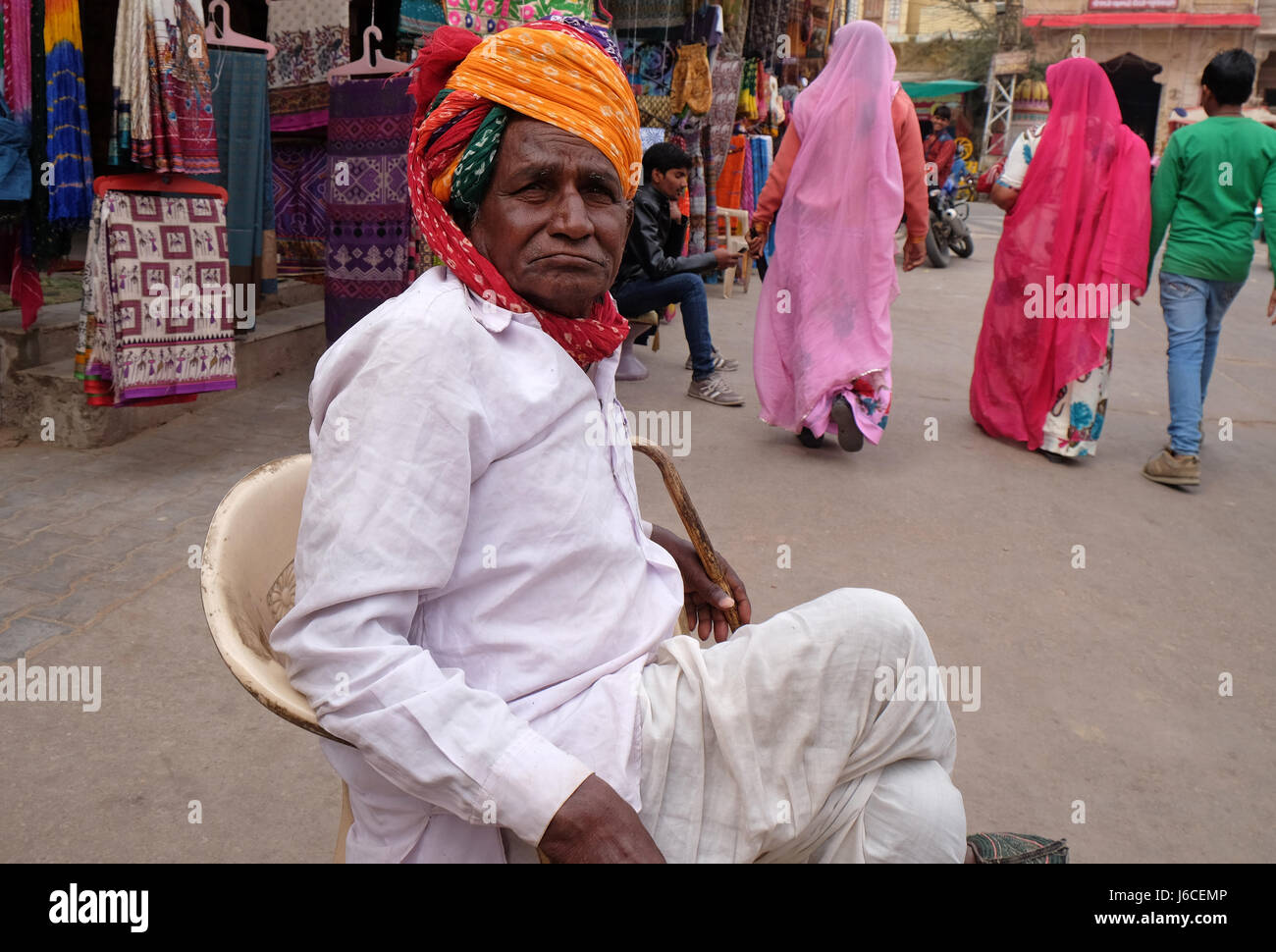 Unbekannter Rajasthani-Mann mit traditionellen Turban in die Heilige Stadt von Pushkar, Rajasthan, Indien am 17. Februar 2 Stockfoto