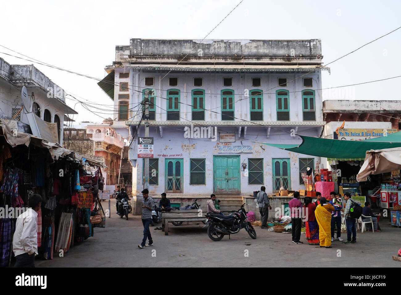 Die Menschen gehen durch die Stadt in Pushkar, Indien. Die Stadt zählt zu den fünf heiligen Dhams für gläubige Hindus in Pushkar, R Stockfoto