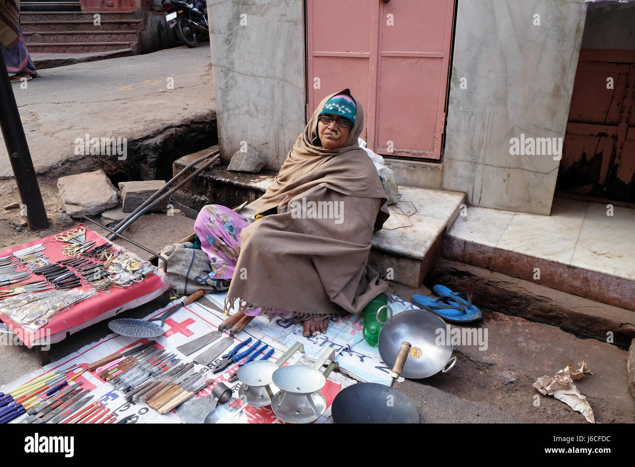 Leute verkaufen ihre waren auf dem Basar in Pushkar, Indien. Stockfoto