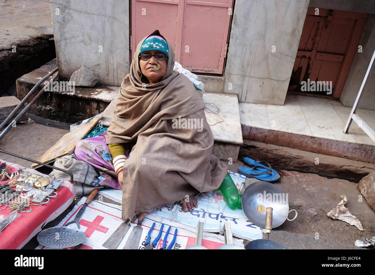 Leute verkaufen ihre waren auf dem Basar in Pushkar, Indien. Stockfoto