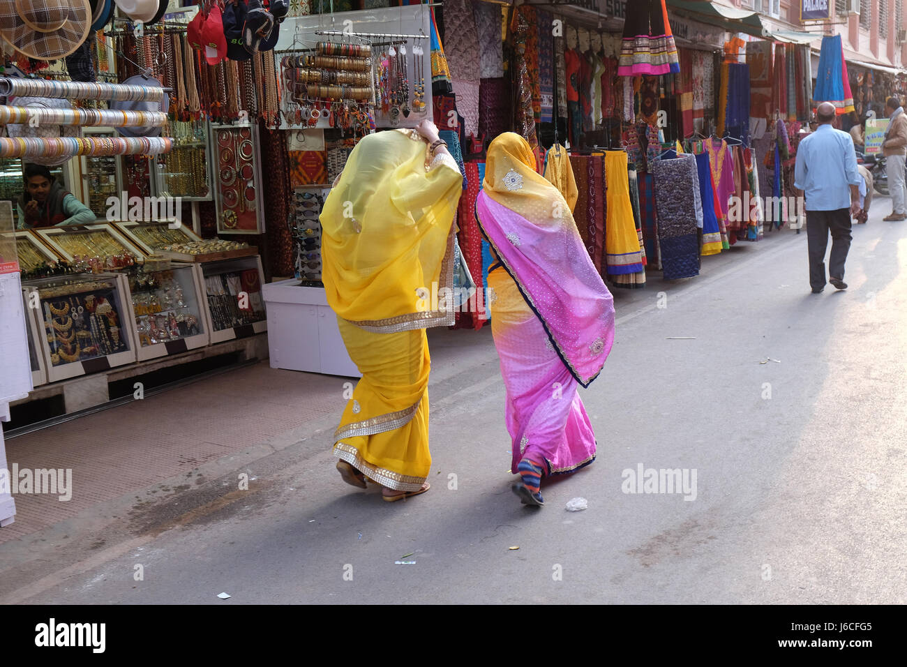 Indische Frauen mit traditionellen farbigen Sari auf der Straße von Pushkar, Rajasthan, Indien Stockfoto