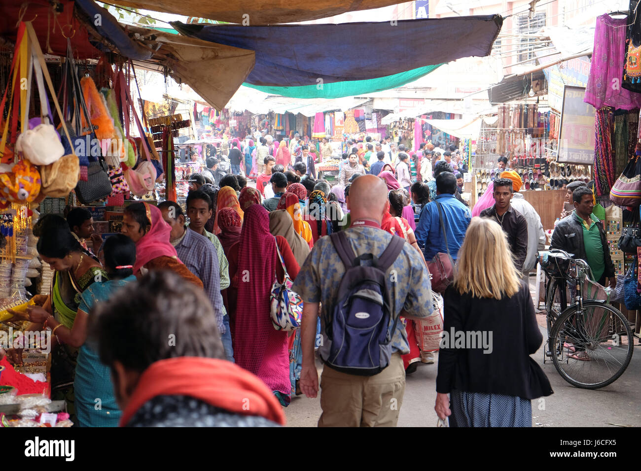 Die Menschen gehen durch die Stadt in Pushkar, Indien. Stockfoto