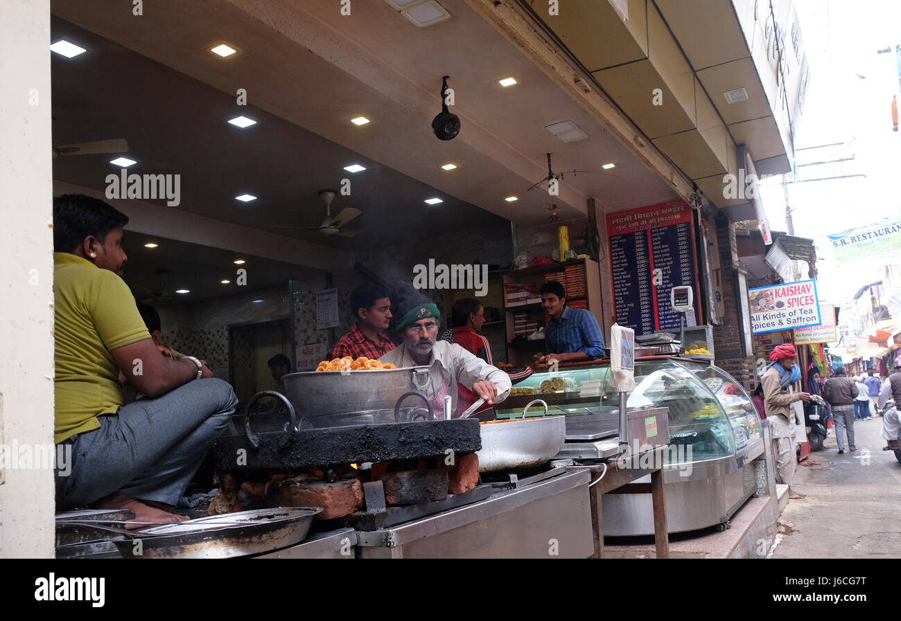 Streetfood Lieferant stellt frittierte Snacks in Pushkar, Indien am 18. Februar 2016. Stockfoto