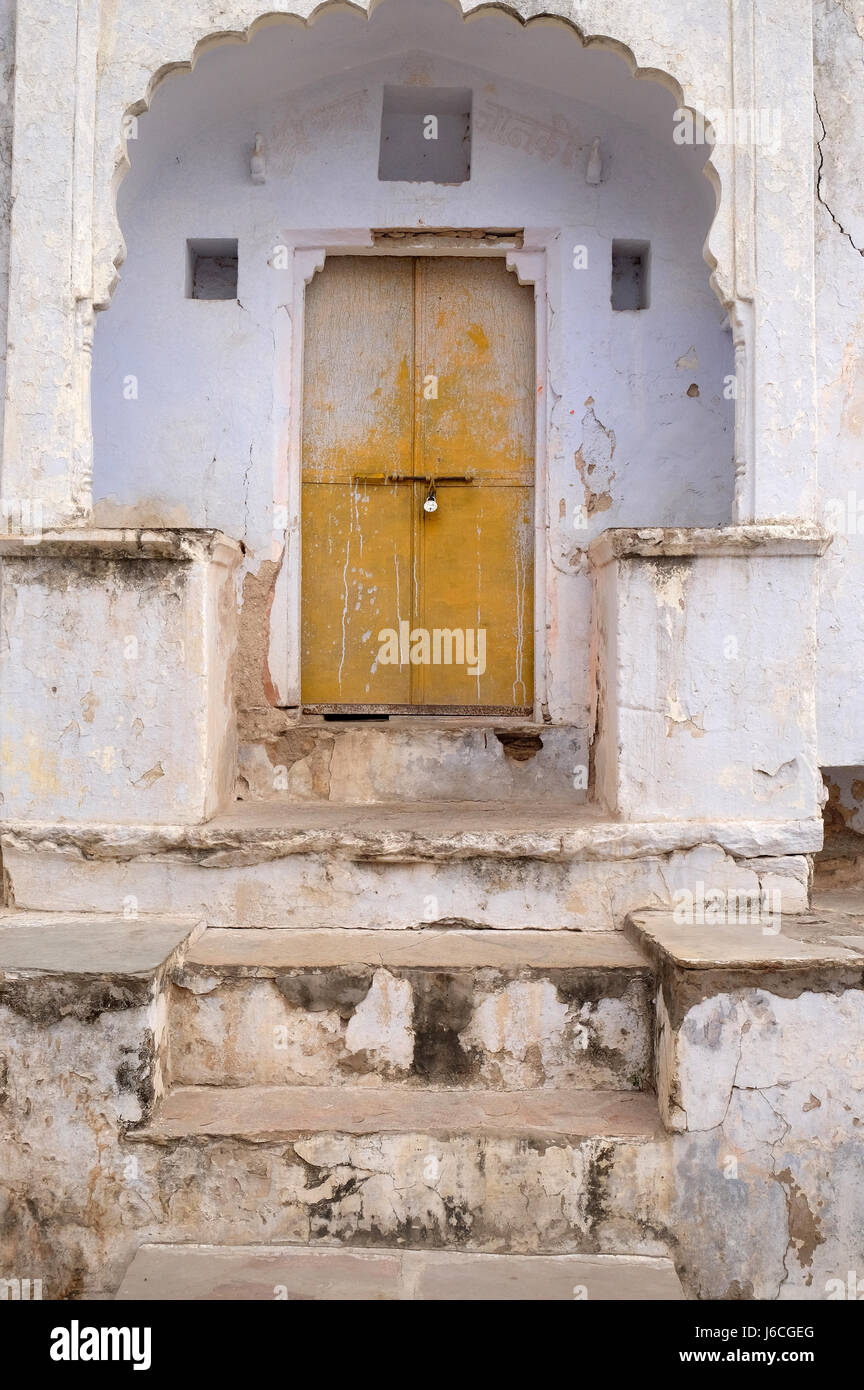 Altersschwachen Tür in einem alten Haus in Pushkar, Indien am 18. Februar 2016. Stockfoto