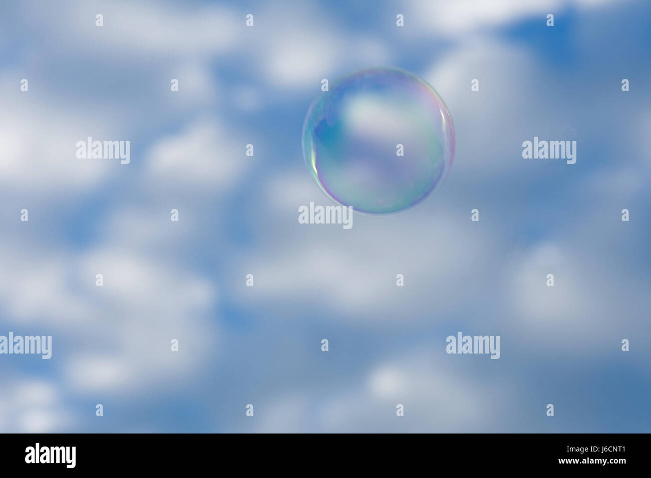 Eine Blase hebt in den blau-weißen Himmel. Stockfoto