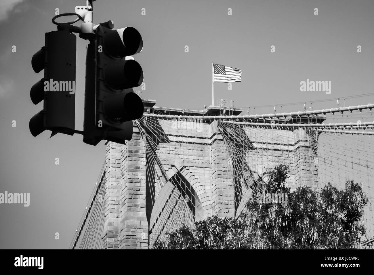 Amerikanische Flagge auf der Brooklynbridge von Brooklyns Straßen gesehen Stockfoto