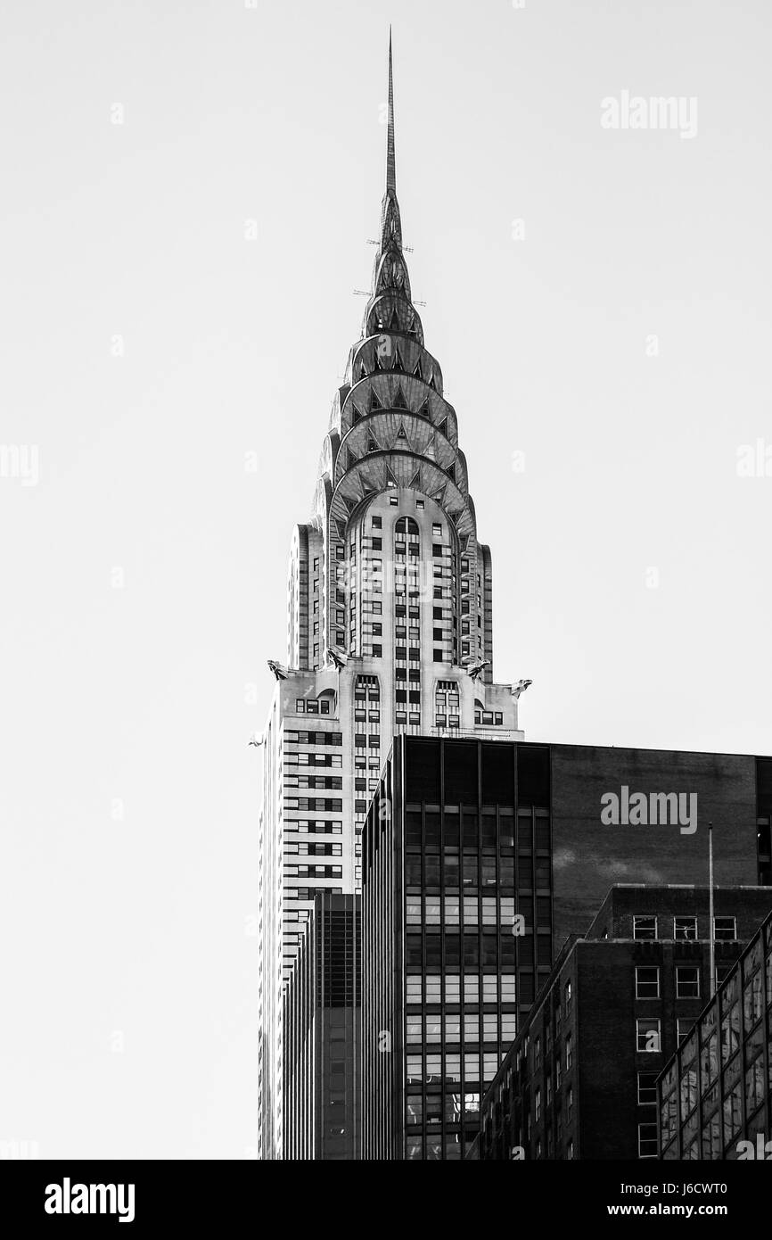 Crysler building New York Manhattan blauer Himmel Wolkenkratzer Spitze in schwarz und weiß Stockfoto