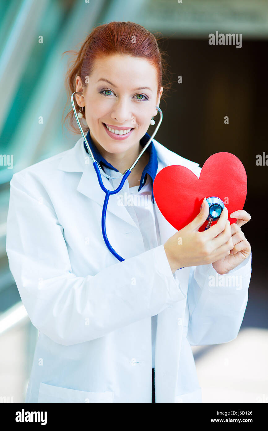 Closeup Portrait lächelnd fröhlich Ärztin, Apotheker, Zahnarzt, Krankenschwester Kardiologe Arzt mit Stethoskop, halten hören ich Herz Stockfoto