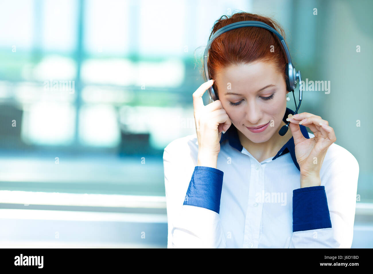 Closeup Portrait Business-Frau, schwere Kundendienst repräsentativen Zentrum Arbeiter Betreiber, Support-Mitarbeiter sprechen mit Kopf Set hören c Stockfoto