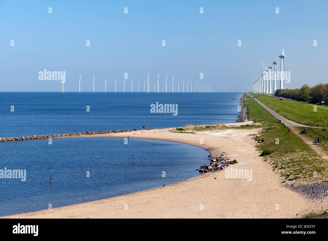 Stromerzeugende Mühlen aus der Küste Urk in den Niederlanden Stockfoto