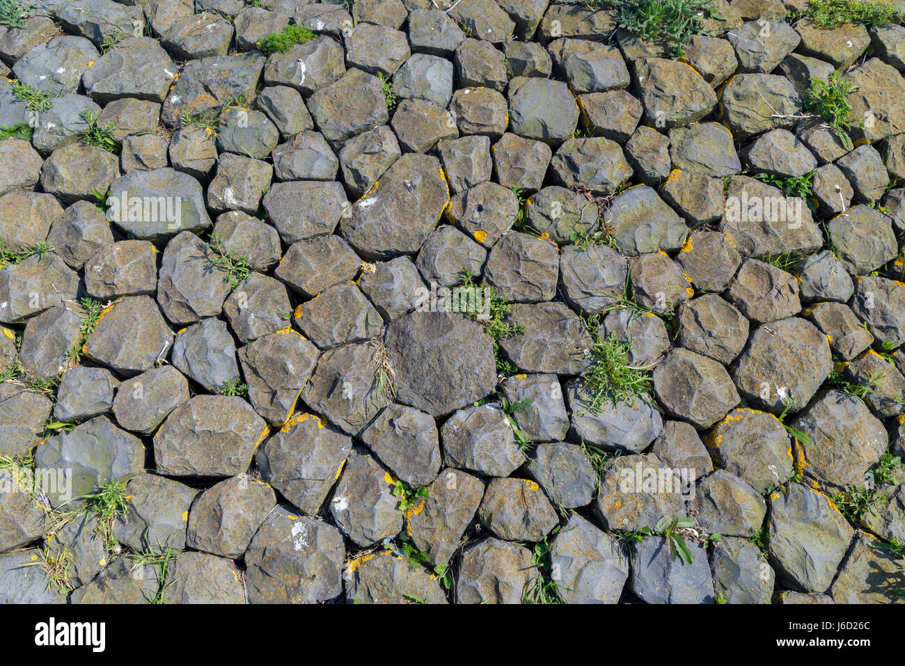 Stofflicher, Basalt-Blöcke, die den Damm Linie Stockfoto