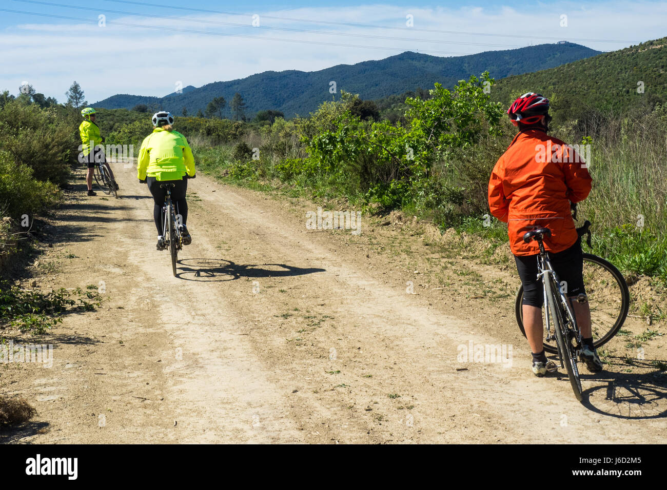 Drei Touren-Radfahrer Fahrrad ihre Titan in der Landschaft der Provinz Girona, Spanien. Stockfoto