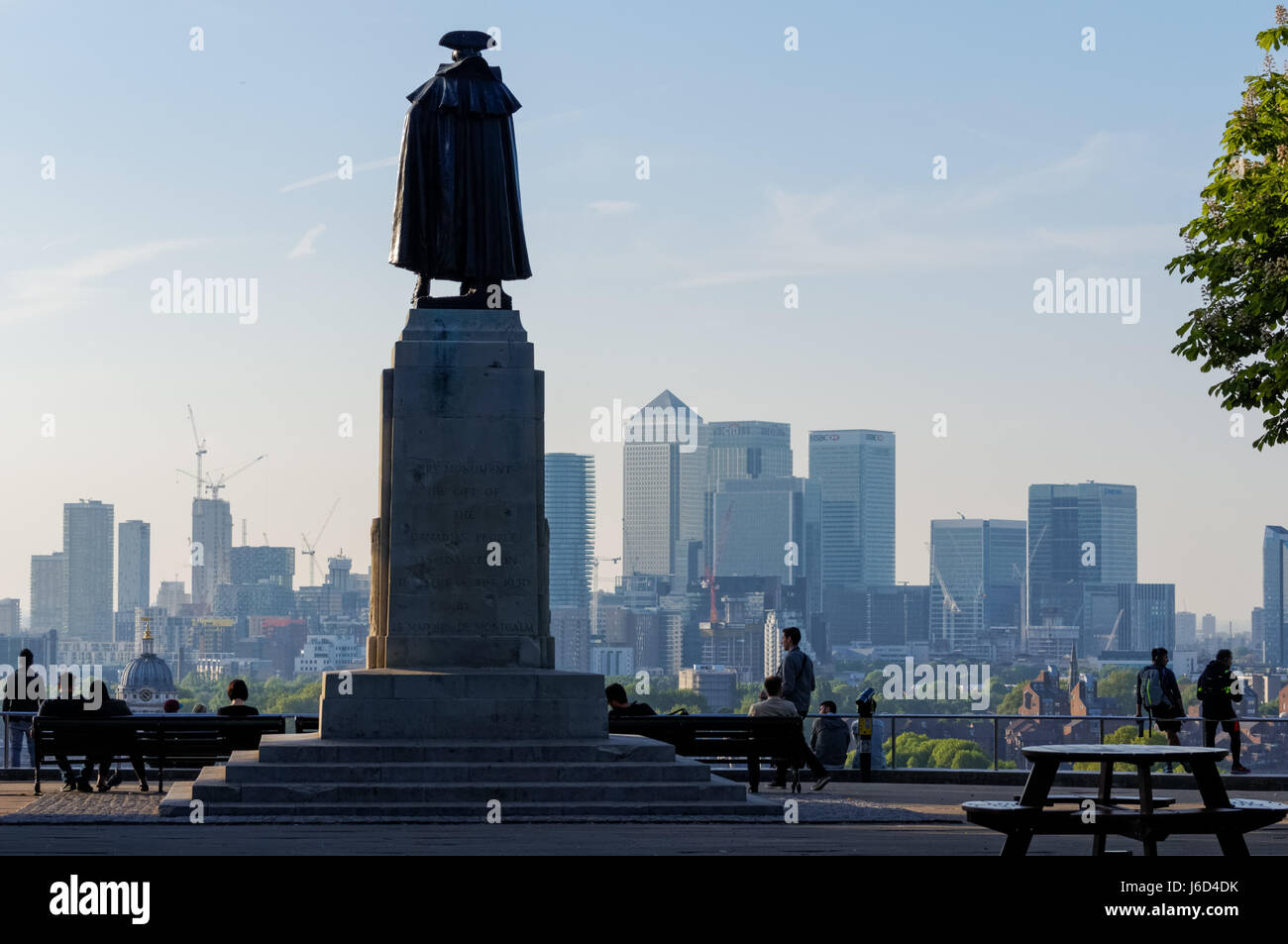 Statue von General James Wolfe mit Blick auf Canary Wharf von Greenwich Park, London, England, Vereinigtes Königreich, Großbritannien Stockfoto