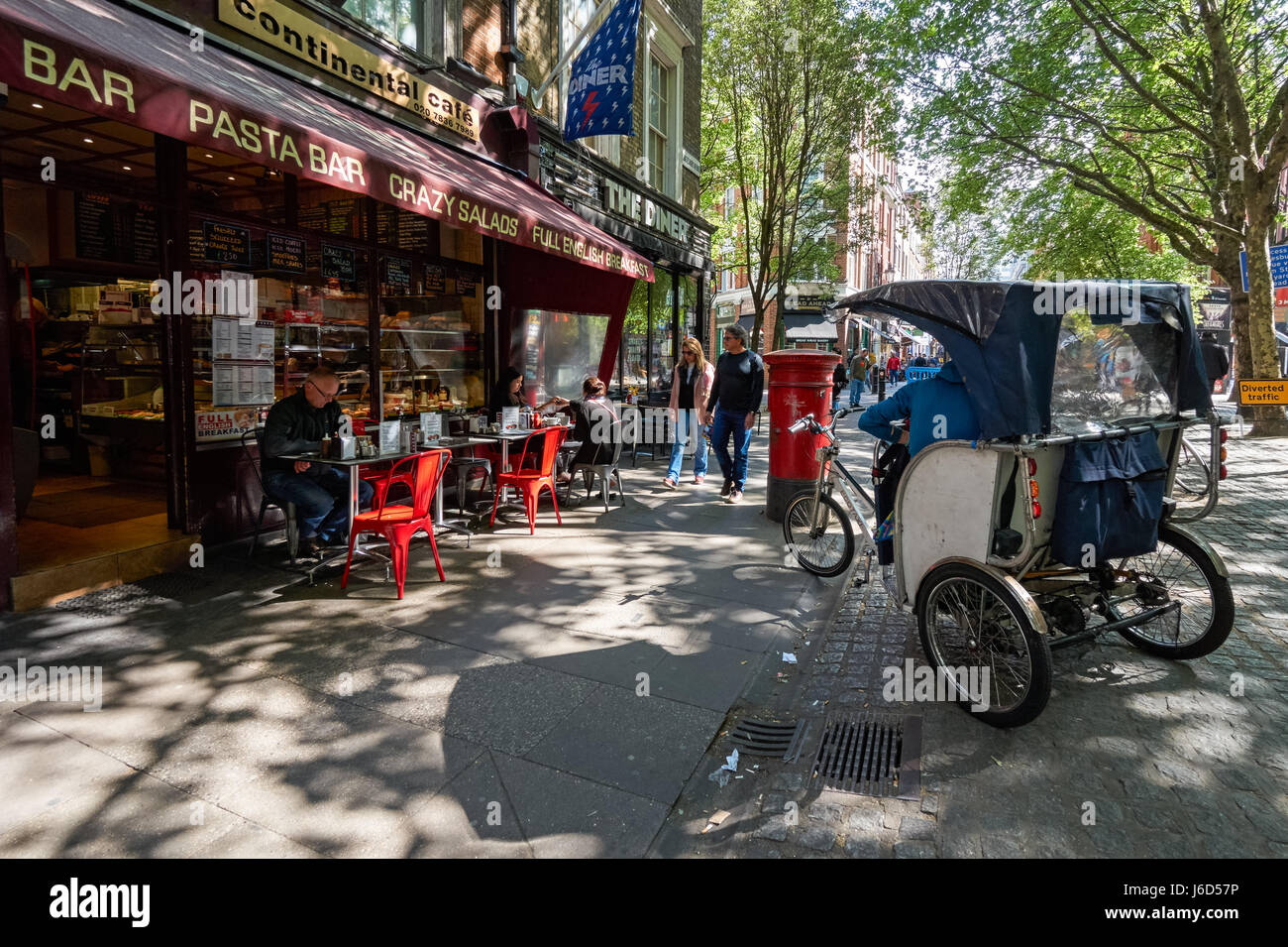 Pedicab vor dem Restaurant auf der Shaftesbury Avenue in London, England, Großbritannien Stockfoto