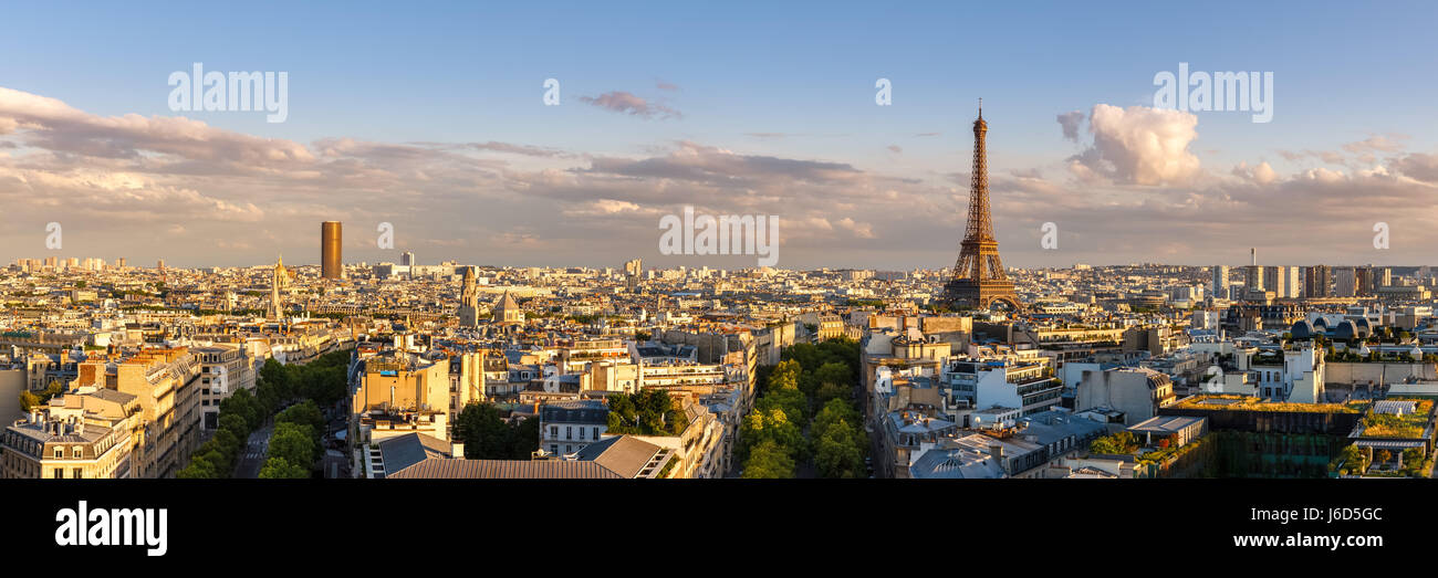 Panorama Sommer Blick auf die Dächer von Paris bei Sonnenuntergang mit dem Eiffelturm. 16. Arrondissement von Paris, Paris, Frankreich Stockfoto