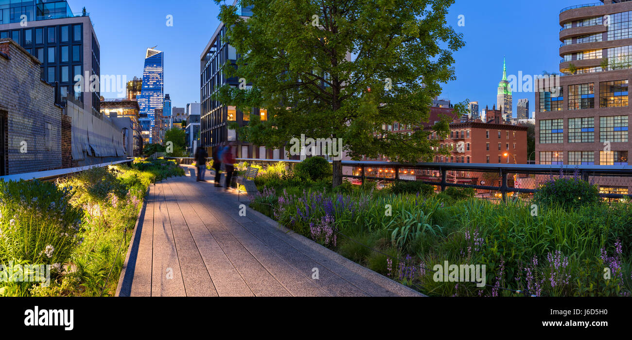 Highline Panoramablick in der Dämmerung mit Citylights, beleuchteten Wolkenkratzer und Hochhäuser. Chelsea, Manhattan, New York City Stockfoto