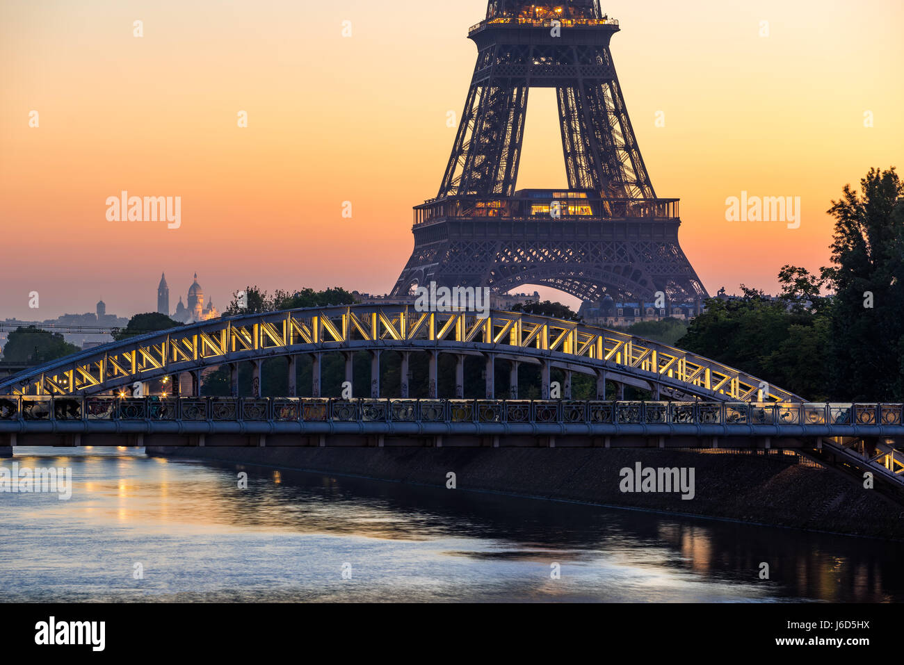 Sunrise Paris mit dem Eiffelturm, Rouelle Brücke und dem Fluss Seine. Frankreich Stockfoto