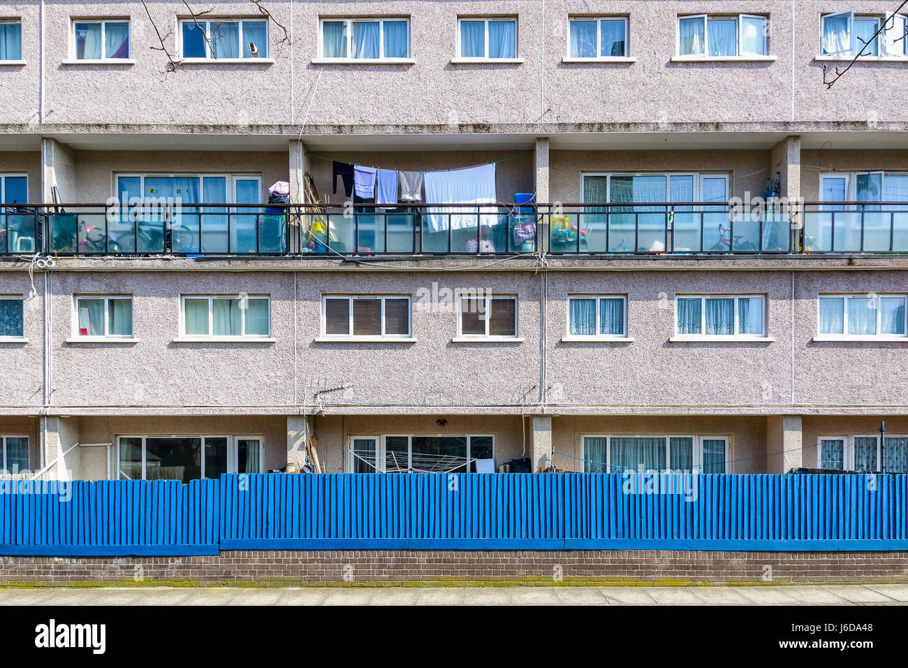Fassade von Sozialwohnungen Wohnungen in East London Stockfoto
