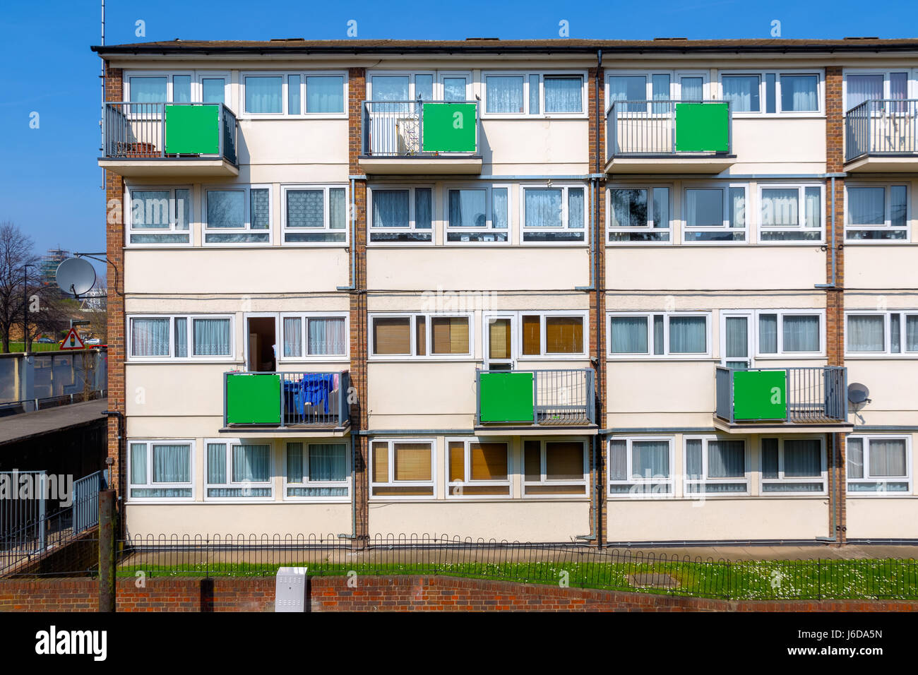 Fassade von Sozialwohnungen Wohnungen in East London Stockfoto