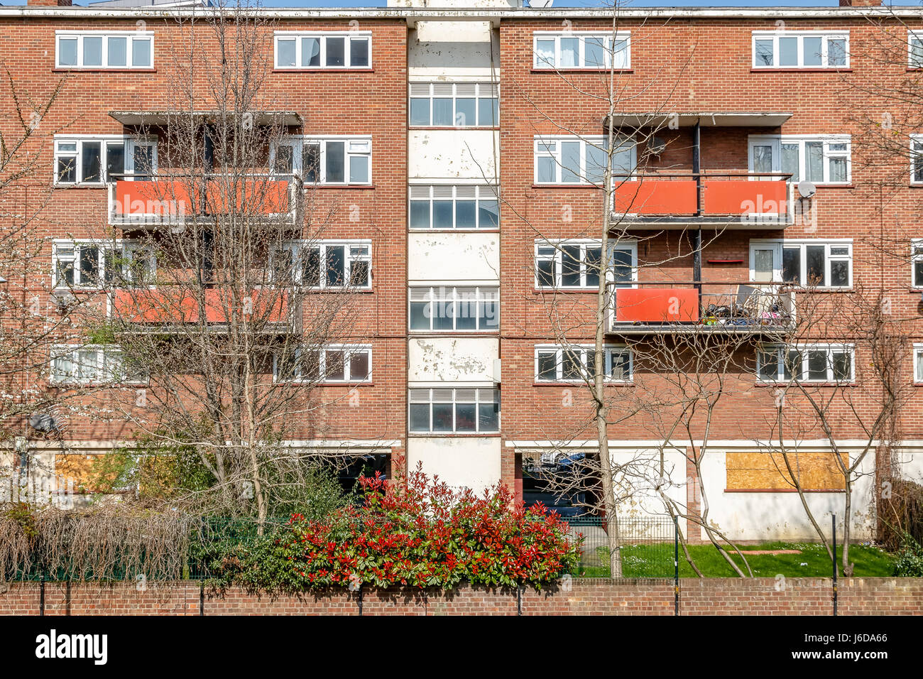 Verfallene flache Sozialwohnungen Block in East London Stockfoto