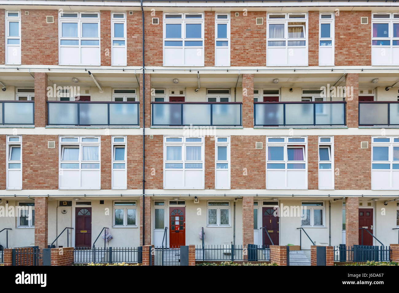 Fassade von Sozialwohnungen Wohnungen in Brownfield, East London Stockfoto