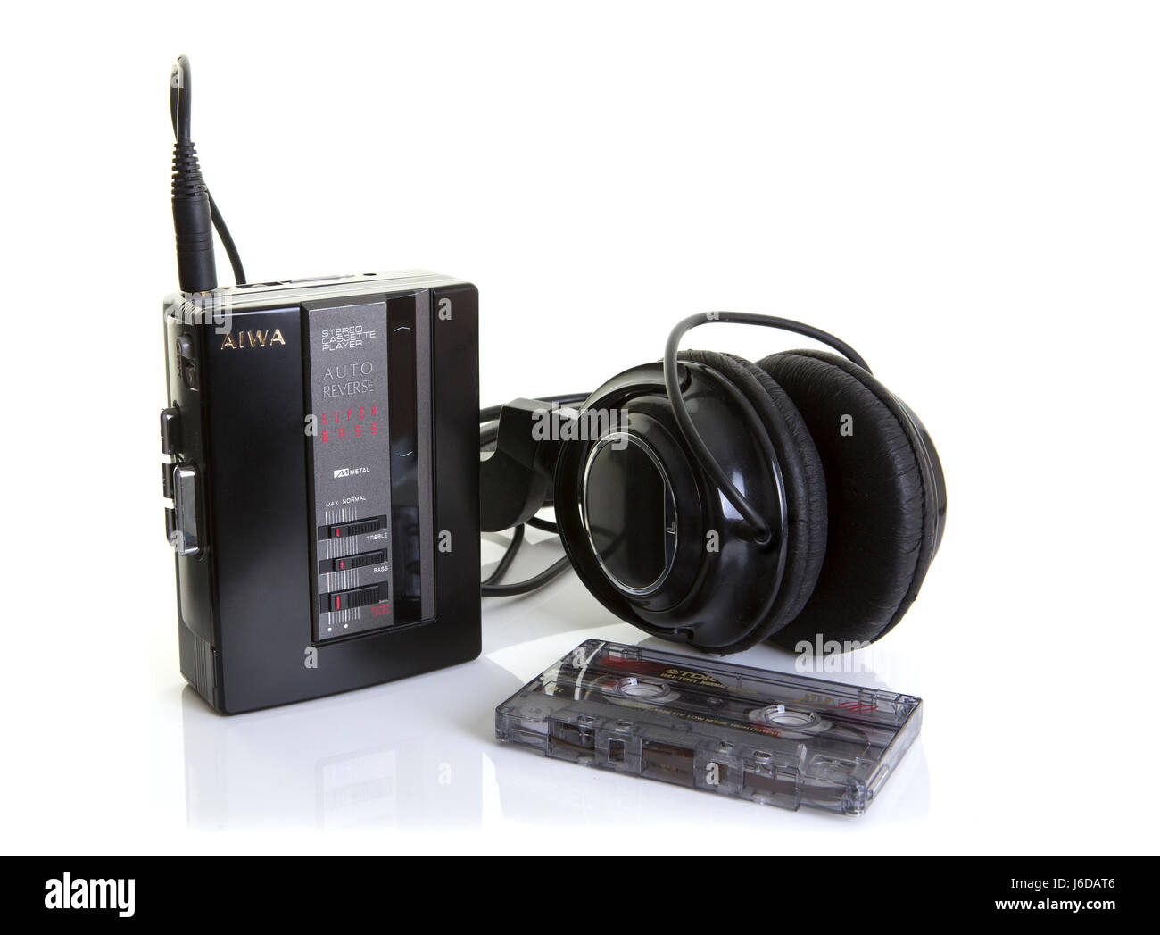 SWINDON, UK - 20. Mai 2017: AIWA Auto Reverse Stereo-Kassetten-Player mit alten Band und Kopfhörer auf weißem Hintergrund Stockfoto